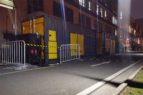 东兰柴油发电机组的输出电压是如何调节的？