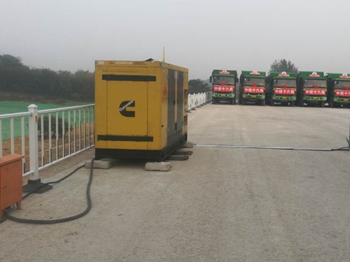 东兰电力系统的稳定性和设备兼容性如何影响发电机组的频率规格？